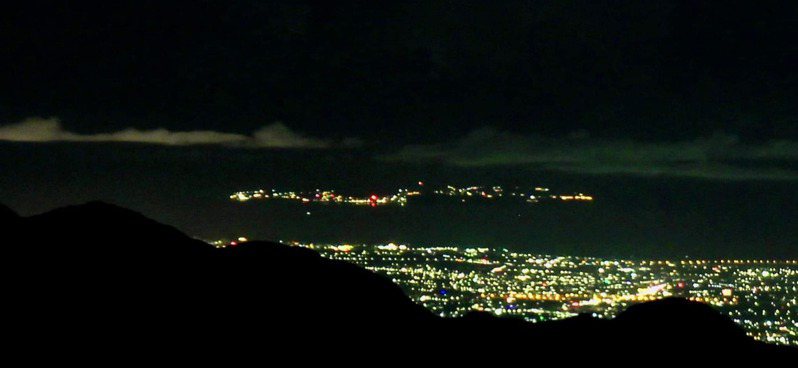 從位於玉山北峰山頂的玉山站遠眺小琉球。圖／取自鄭明典臉書