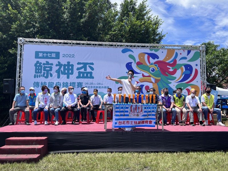 國民黨台北市長參選人蔣萬安出席「第17屆鯨神盃」傳統龍舟錦標賽會。圖／蔣萬安辦公室提供