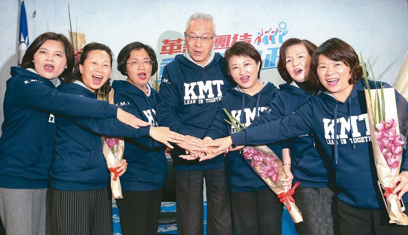 2018年九合一選戰，應該稱得上是台灣地方自治史上奇蹟的一年。圖為當時的黨主席吳敦義率領六位女性縣市長參選人一起造勢。圖／聯合報系資料照片