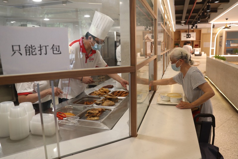 上海多家餐廳陸續恢復營業，但只能打包帶走，不能堂食。中新社