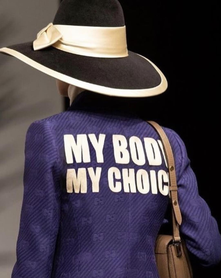 時尚品牌GUCCI也在第一時間重申品牌立場，他們在官方IG貼出品牌2020早秋系列一件寫著「My Body My Choice」的服飾照片，支持身體自主權。圖／摘自IG