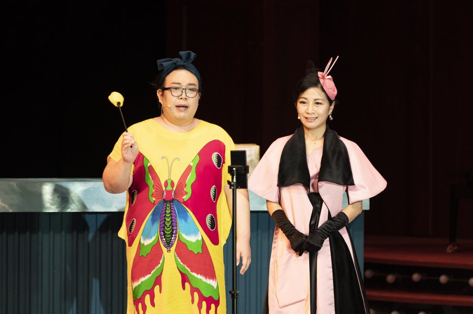 方文琳（右）、網紅娘娘演出舞台劇「明星養老院」。圖／金星文創提供