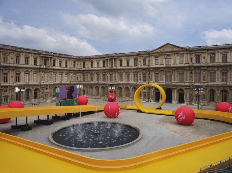 路易威登春夏2023男裝秀在羅浮宮廣場打造巨型玩具軌道。圖／路易威登提供