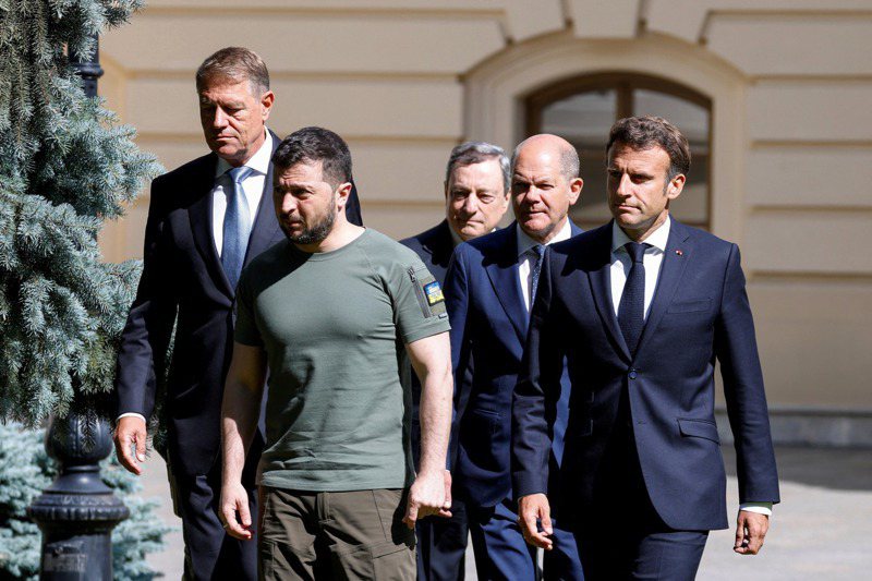 法國總統馬克宏（右一）、德國總理蕭茲（右二）、義大利總理德拉吉（左二）和羅馬尼亞總統約翰尼斯（左一）今年6月16日在烏克蘭首都基輔與烏克蘭總統澤倫斯基召開記者會。法新社