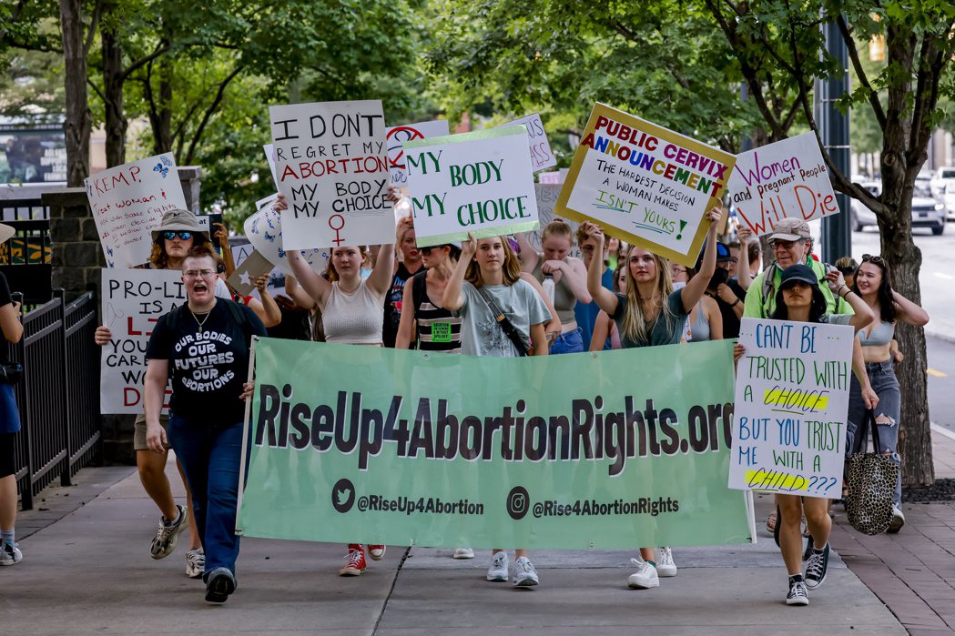 美國民眾在喬治亞州亞特蘭大市中心抗議最高法院24日推翻保障墮胎權的「羅訴韋德案」...