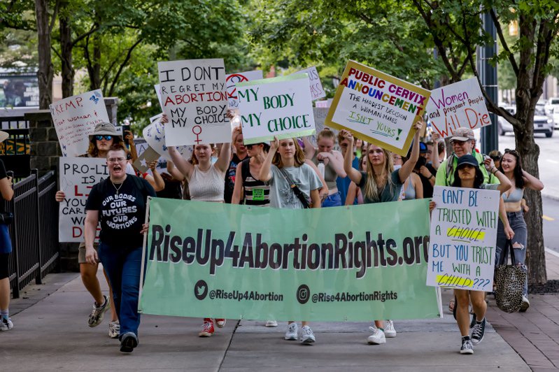 美國民眾在喬治亞州亞特蘭大市中心抗議最高法院24日推翻保障墮胎權的「羅訴韋德案」。歐新社
