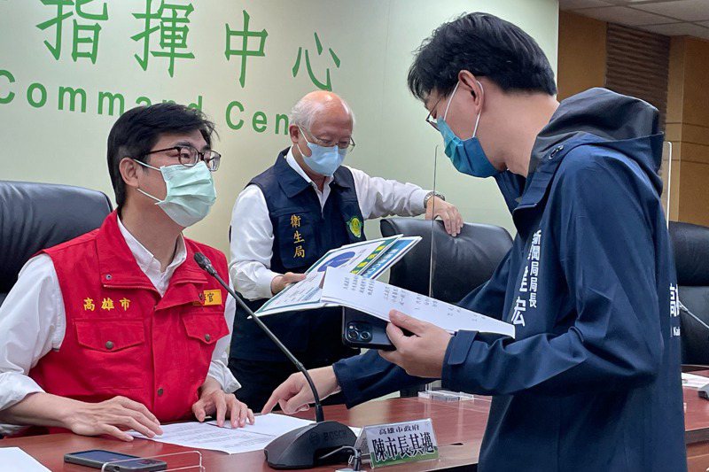 高雄市防疫記者會前，市長陳其邁（左）與工作人員確認各項資訊。記者徐如宜／攝影