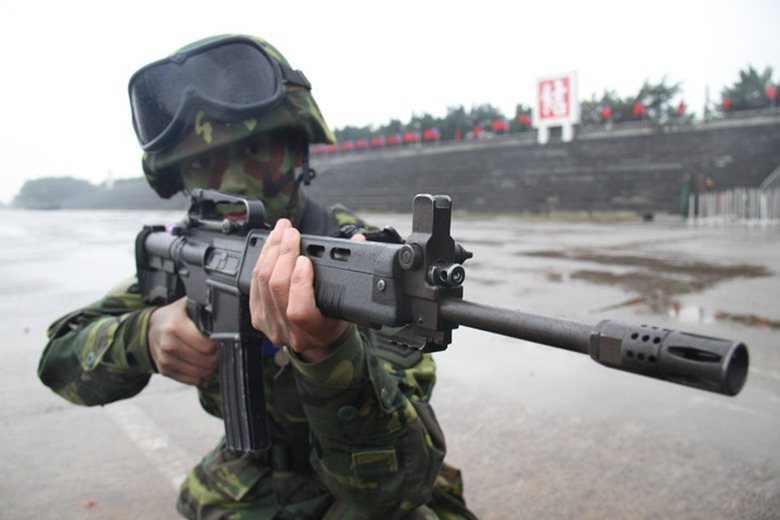 國軍宣布，將要換裝新一代的XT112步槍，取代現在基層部隊所使用的T91步槍。 圖／聯合報系資料照片