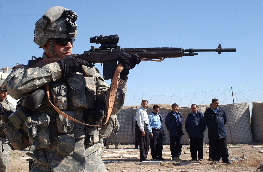 一名在伊拉克服役的美國陸軍士兵與他的M14步槍。 圖／維基共享