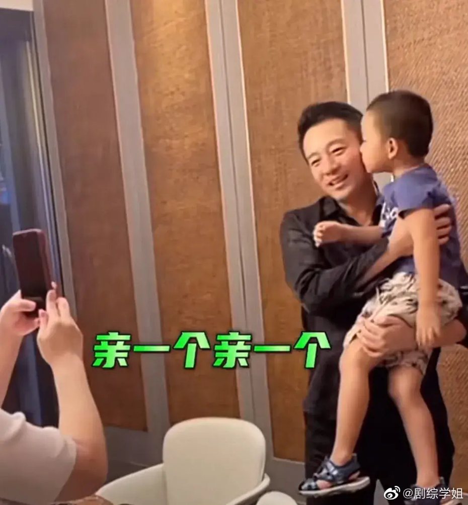 汪小菲坦承已很久沒抱抱自己的２個小孩。 圖／截自微博