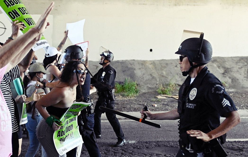 在加州，對最高法院判決不滿的示威者與警察對峙。 圖／美聯社