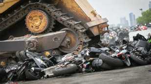 影／聽見心碎的聲音! 紐約市壓毀900輛越野摩托車及全地形車