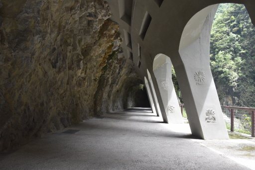 九曲洞步道沿路建設明隧道，用石柱支撐山壁，阻擋落石。 圖／記者王思慧攝影