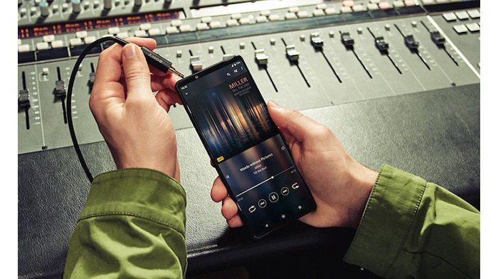 目前市面上多數的手機都取消3.5mm耳機孔；圖為Sony Xperia 1 III官方展示圖。 圖擷自Sony官網