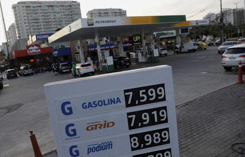 拉丁美洲通膨飙涨。图为当地加油站标示的油价。路透(photo:UDN)