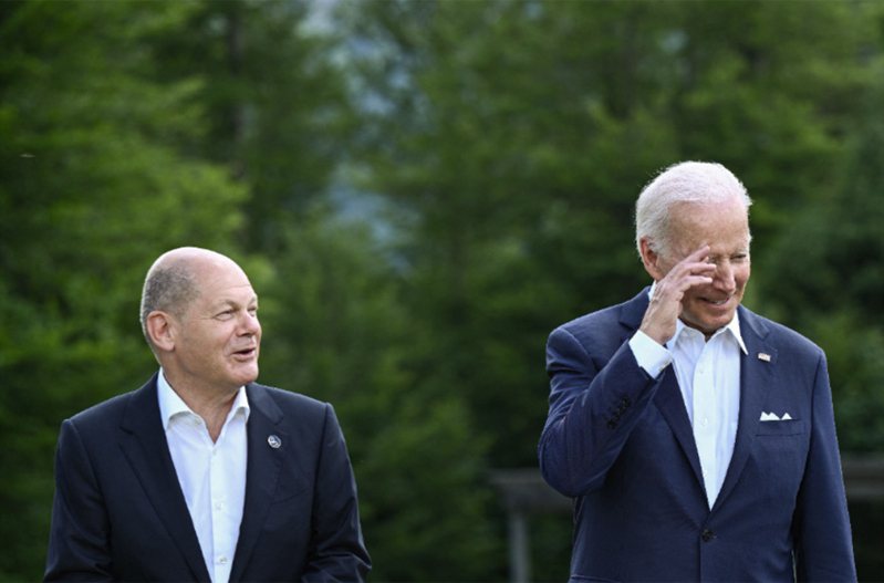 七大工業國集團（G7）年度峰會上的德國總理蕭茲（左）和美國總統拜登（右）。 法新社