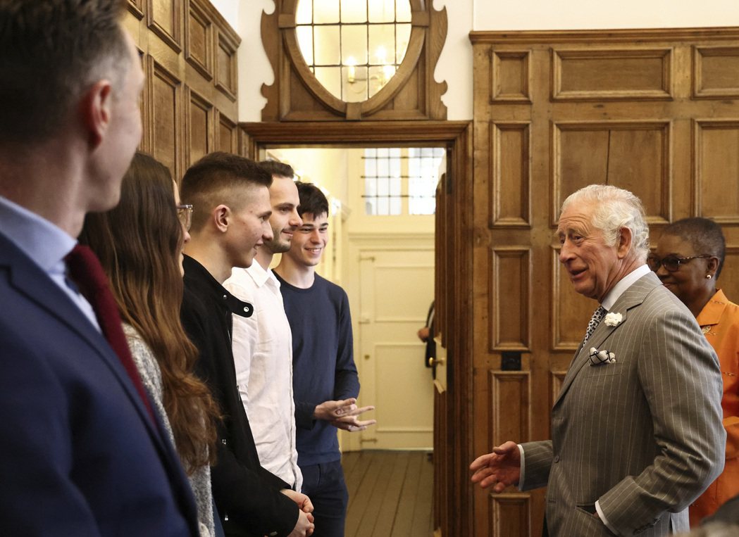 英國大學畢業生今年薪資比去年高7%。圖為查爾斯王子到訪牛津大學。美聯社