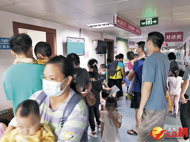 廣州荔灣區婦幼保健院裏擠滿了流感就診病患。（香港文匯網）