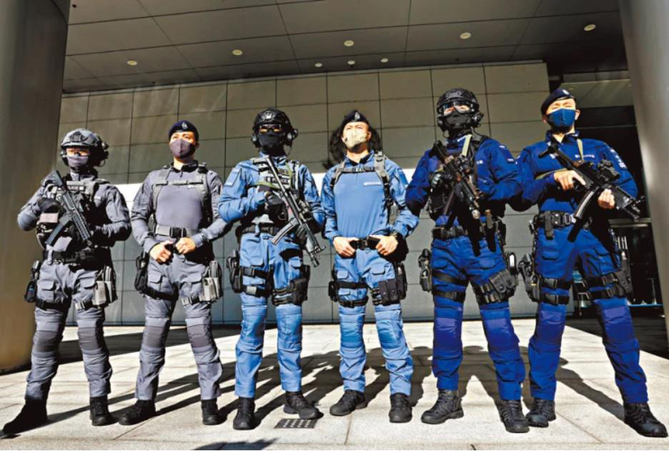 香港警隊三支反恐部隊7月1日起換裝。香港鐵路應變部隊的新制服為灰色（左）、反恐特...