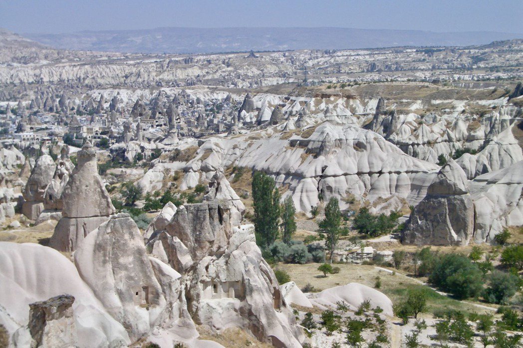 位在土耳其中部的卡帕多其亞以其獨特的「喀斯特地形」聞名。圖╱雄獅旅遊提供