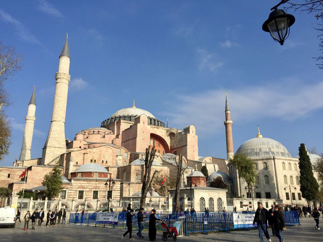 伊斯坦堡是土耳其最大城市，聖索菲亞清真寺是旅客必訪的觀光景點。圖╱雄獅旅遊提供