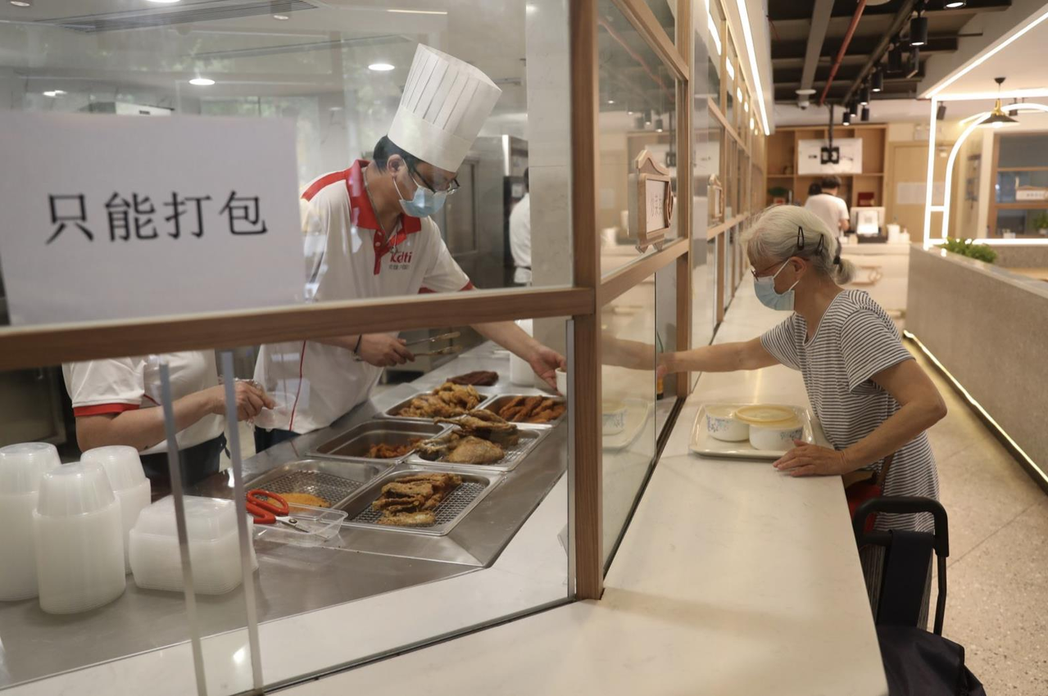 上海長寧區的仙霞社區長者食堂，中午用餐時間迎來不少老年顧客前來自選、打包菜品。（...