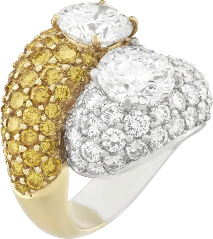 戒指，1995 年，鉑金與黃K金鑲嵌兩顆圓形切割鑽石總重約4.09克拉、 黃色及...
