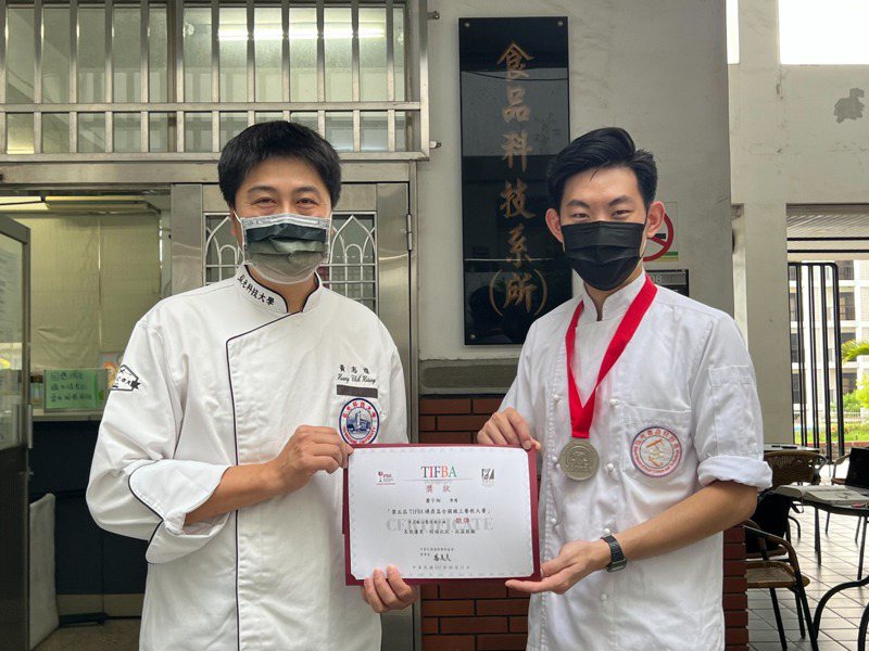 弘光科大食科系學生蕭宇翔(右)，在老師黃志雄(左)指導下獲全國餐飲線上賽第二名。記者游振昇／攝影