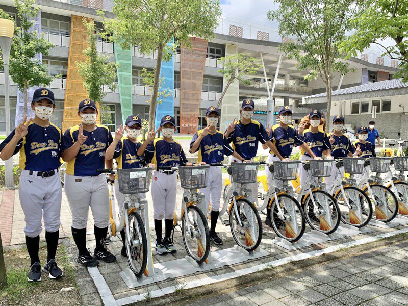 東興國中棒球隊員們擔任首批試騎手，開心地表示以後能騎自行車上下學。記者巫鴻瑋／攝影