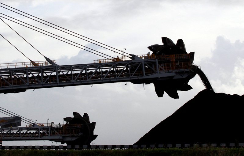 亚洲煤炭基准价格创新高。IHS Markit双周指数显示，澳洲纽卡索港煤炭现货价首度突破每公吨400美元大关。路透(photo:UDN)