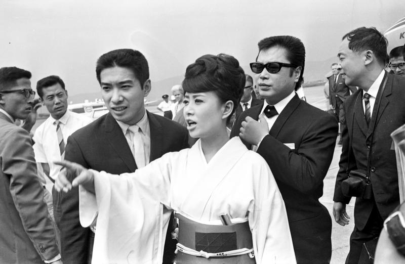 日本傳奇影歌星美空雲雀是昭和時代歌謠界的代表人物，被譽為「昭和歌姬」、「歌謠界的女王」等，卻跟日本黑幫有極為緊密的關係。圖為美空雲雀1965年10月28日抵台訪問表演。圖／聯合報系資料照片