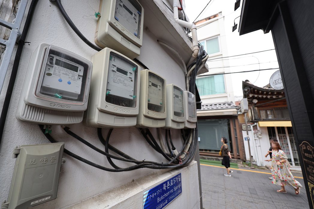南韓電力公司27日宣布，單位電價每度調高5韓元，漲幅0.4%，工業部宣布家庭及企...