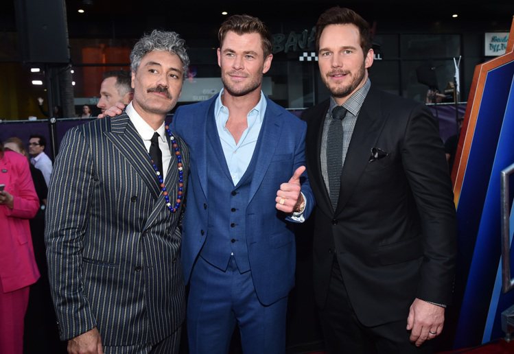 導演塔伊加維提迪(左起)、克里斯漢斯沃以及克里斯普瑞特在「雷神4」首映會上帥氣合...