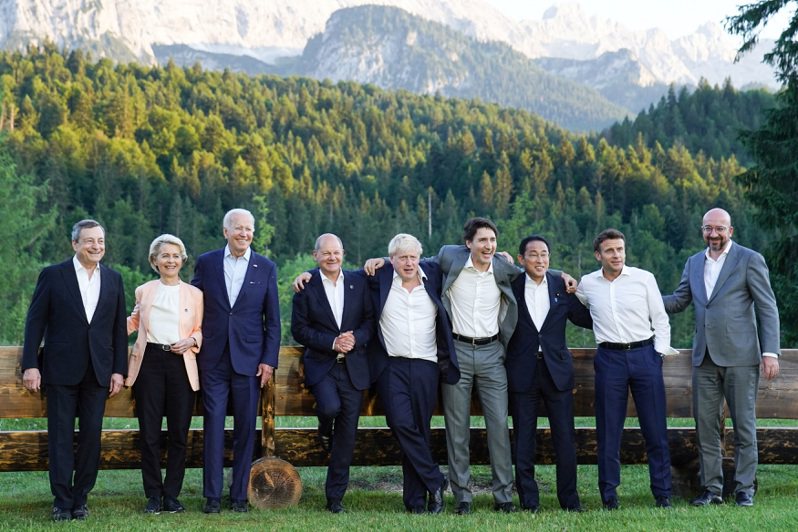 G7領袖在德國合影，左起義大利總理德拉吉、歐盟執委會主席范德賴恩、美總統拜登、德總理蕭茲、英首相強生、加拿大總理杜魯多、日首相岸田文雄、法總統馬克宏和歐盟理事會主席米歇爾。（路透）