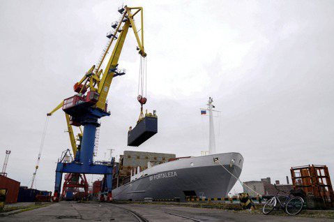 起重機在加里寧格勒的一個商業港口吊起一個貨櫃。 圖／路透社