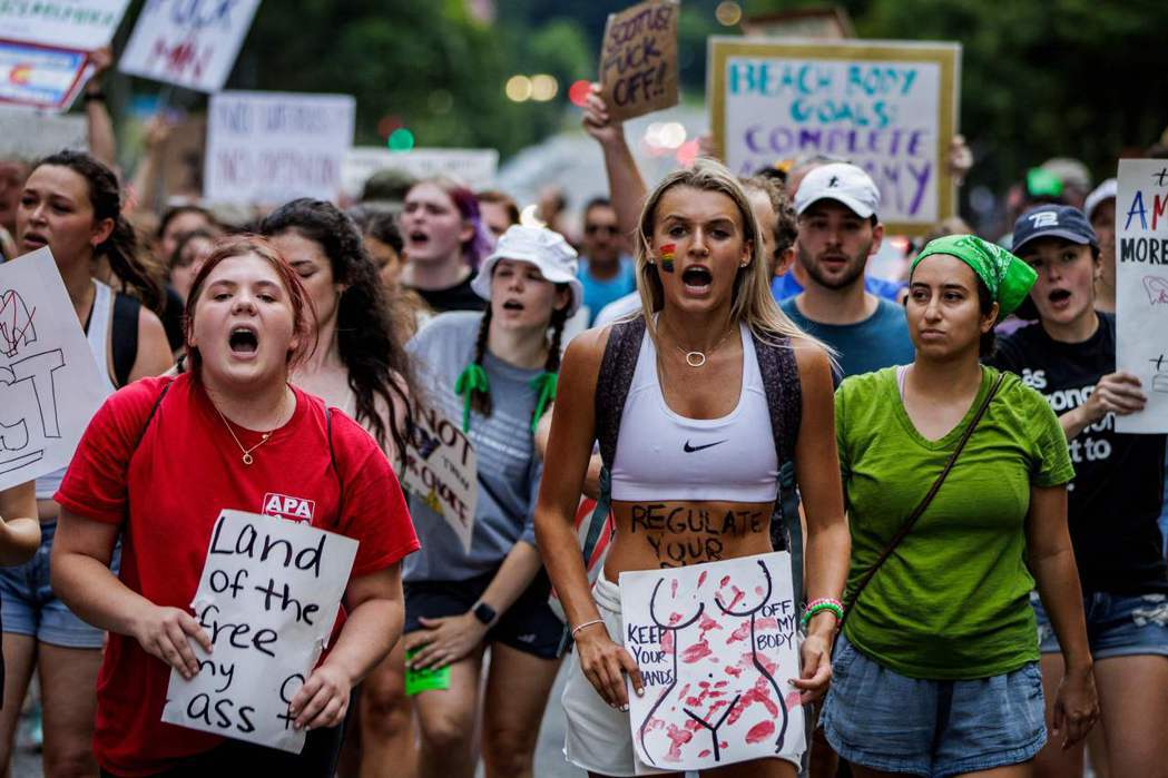 6月26日聚集在華盛頓特區的抗議者，對墮胎權失去憲法保障深感不滿。 圖／法新社