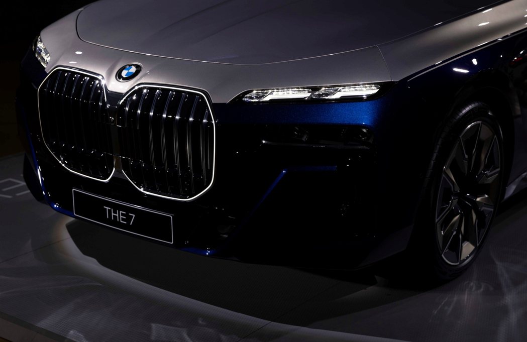 採用LED且耀眼十足的BMW飾光水箱護罩，不僅展現了全新世代BMW 7系列強大而...