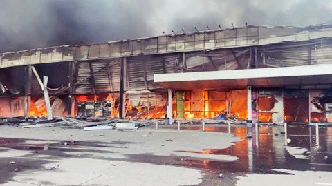 烏克蘭購物中心遭俄軍導彈攻擊，現場頓成火海。 圖／路透社