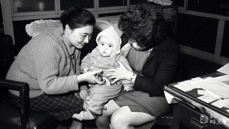 台北市漢中街兒童醫院健兒門診部全面使用「多次無痛痘苗注射槍」種牛痘，圖為醫護人員位嬰兒施打疫苗情景。日期： 1963/02/27。攝影：陳明輝。來源：聯合報 