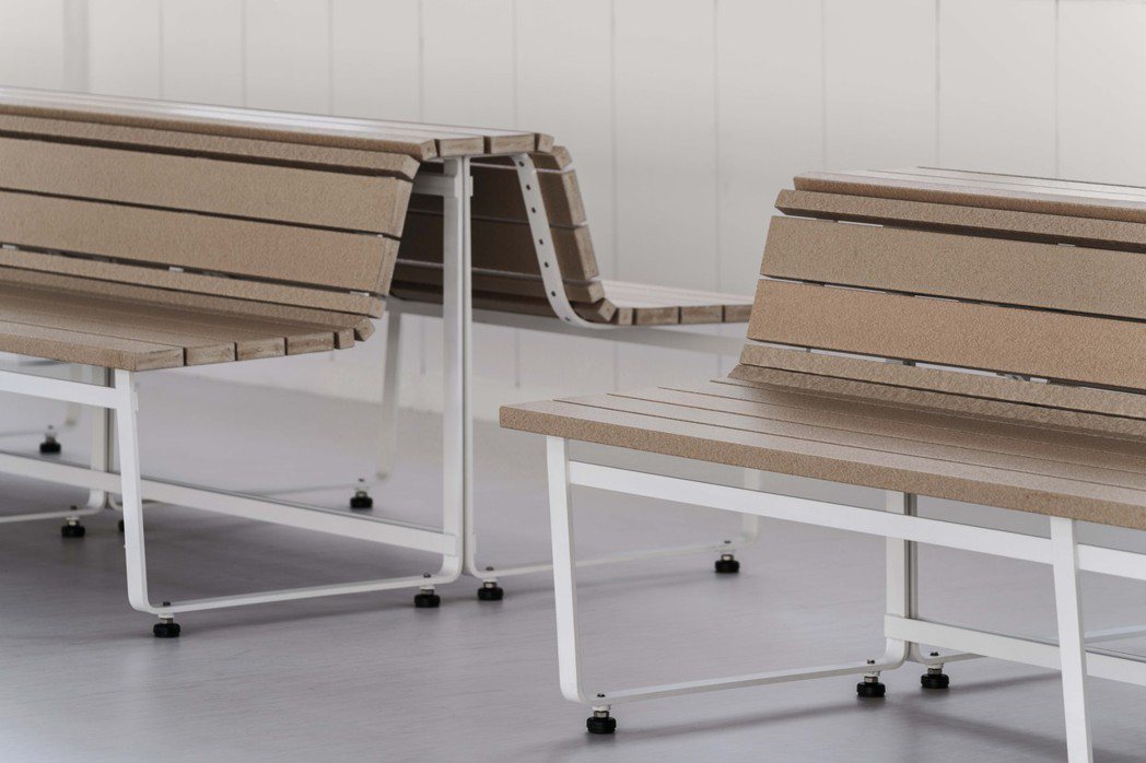 簡約設計的海廢座椅除了使用回收材料製成、考量人體工學，椅架下方空間亦能輕易擺放大...