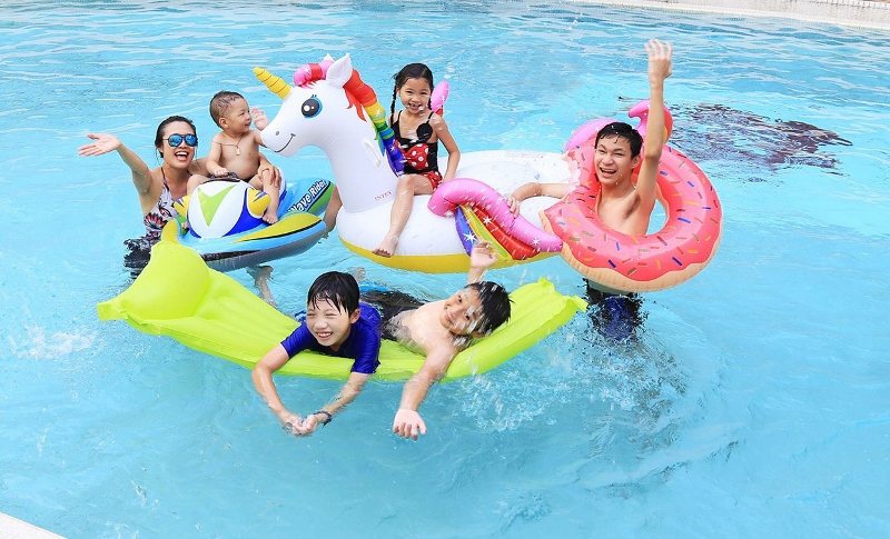 王朝大酒店有親子族群夏日最需要的戶外游泳池，可盡情戲水。 業者／提供