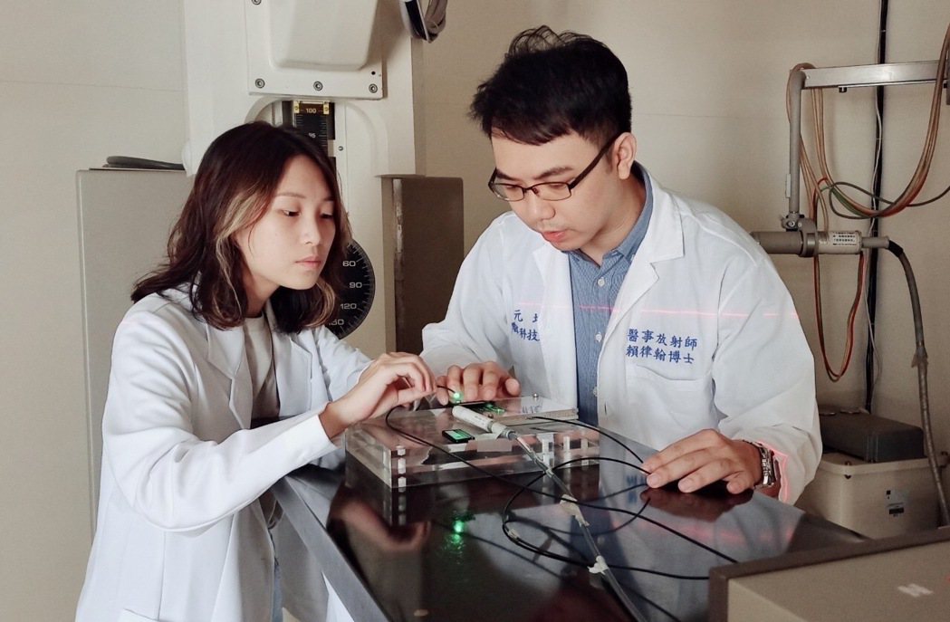 元培醫放系學生謝明珊(左)積極學習輻射度量材料製作與輻射度量等操作。 元培/提供