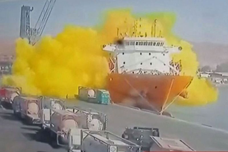 法新社報導，約旦國營電視台Al Mamlaka TV影片顯示，這個據報儲存約30公噸氯氣的大型儲槽從起重機墜落至一旁停泊的船隻上，釋出大量氯氣。
 法新社
