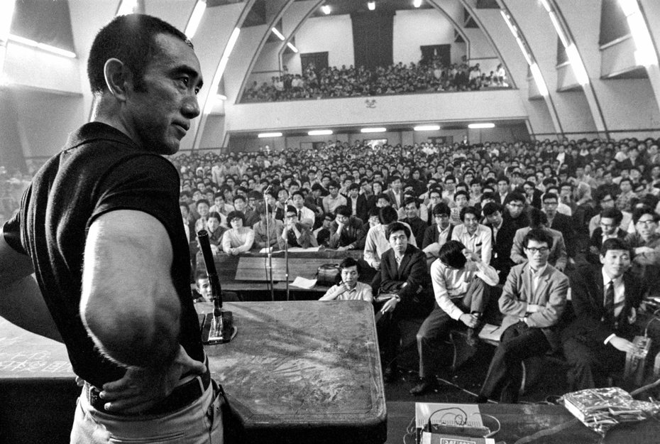 1969年5月13日，三島由紀夫與一千多名左翼學生於東京大學校區900教室（圖／紀錄片《三島由紀夫vs東大全共鬪》）