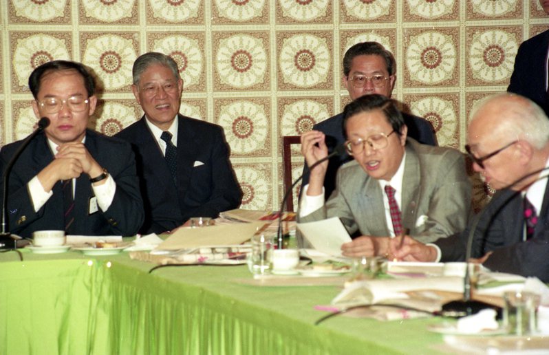 1990年6月28日，李登輝總統（左二）在國是會議召開的首日，除前往致詞外，並且於下午親往各分組討論會場，聆聽與會代表的發言。圖／聯合報系資料照片