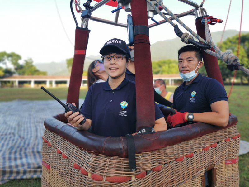 熱氣球飛行員李容伶在熱氣球地勤、行政服務10年，終於完成飛行夢想。記者卜敏正／攝影