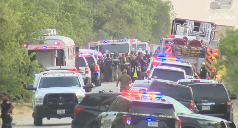 一名美國聯邦執法官員稱，27日在德州聖安東尼奧一輛聯結貨櫃卡車內發現至少40名移民屍體，另外還有至少15人倖存，當局已出動大批警車、救護車到場救援。截自推特