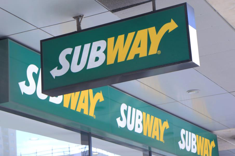 亞特蘭大市中心一家加油站附屬的連鎖Subway餐廳驚傳槍擊事件，一名只為了抱怨「三明治裡美乃滋太多」的男子竟一時失控開槍，造成餐廳員工1死1傷。截自推特