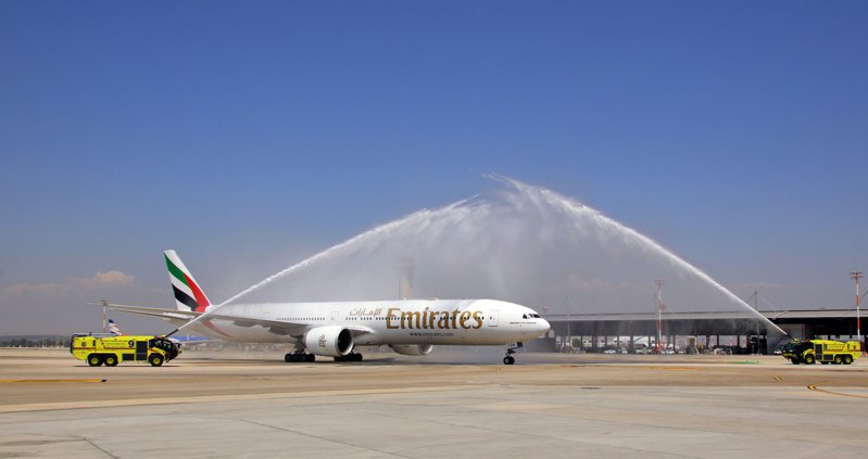 阿聯酋航空首架杜拜–特拉維夫航班EK931，於飛抵本古里安國際機場時受到隆重的灑水儀式接歡迎。圖/阿聯酋航空提供
