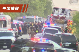 美國聯邦執法官員稱，27日在德州聖安東尼奧一輛聯結貨櫃卡車內發現至少40名移民屍體，另外有至少15人倖存，當局出動大批警車、救護車到場救援。圖／截自推特